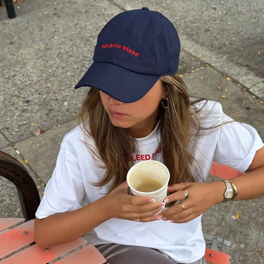 "hot girls bleed" – Organic Cap in 3 Farben