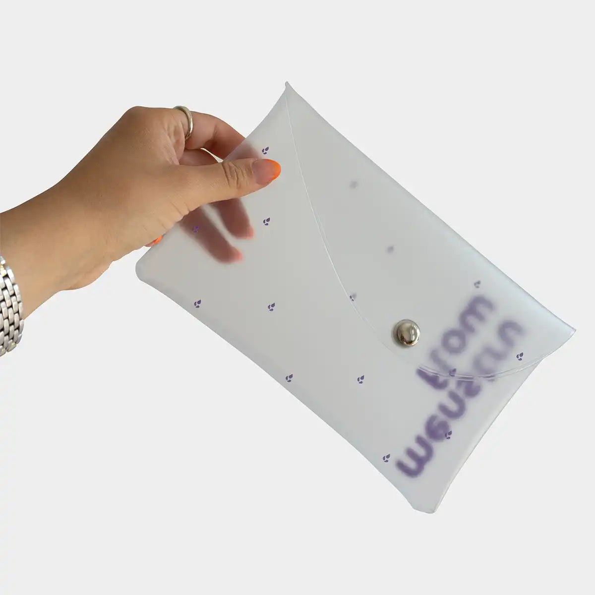 menstruflow ONEflow Etui zur Aufbewahrung während der Periode hand